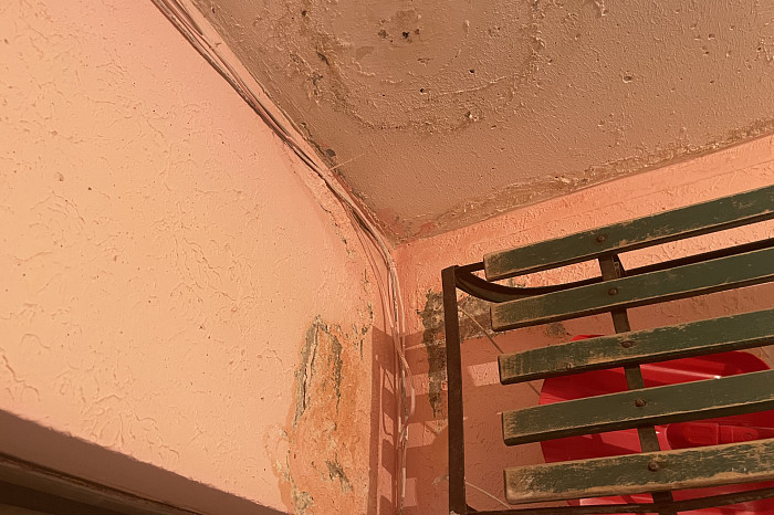 Дождь в квартире: в МКД Скуратово протекает крыша, а УК просит никому не говорить об этом