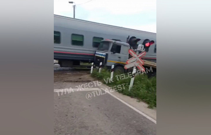 МЖД: при столкновении поезда и грузовика в Тульской области никто не пострадал