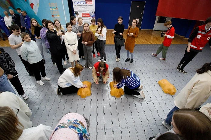 Туляки отработали навыки оказания первой помощи в рамках флешмоба «Дети спасают жизни»