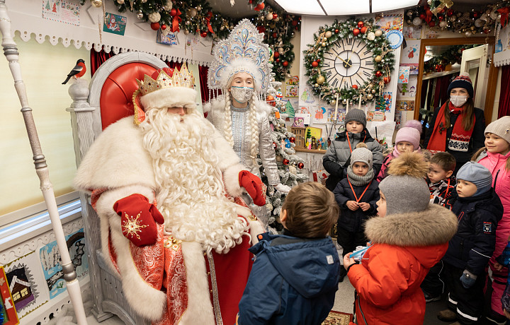 Праздник в каждый дом: сколько стоит пригласить Деда Мороза для детей и есть ли свободные волшебники