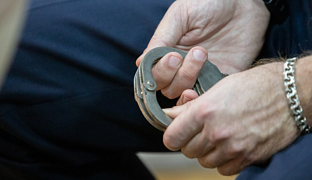 Суд лишил свободы бывшего полицейского из Новомосковска и конфисковал часть квартиры за взятки