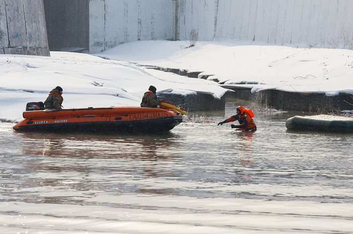 В Туле спасатели отработали действия в условиях весеннего половодья