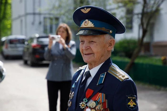 Тульские кадеты и студенты поздравили ветерана Великой Отечественной войны с наступающим Днем Победы