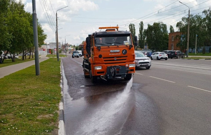 На улицах Тулы продолжается уборка дорог и сбор мусора 11 июня