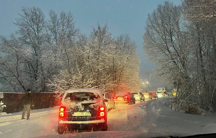 На тульских дорогах из-за снегопада начали образовываться серьезные автомобильные заторы