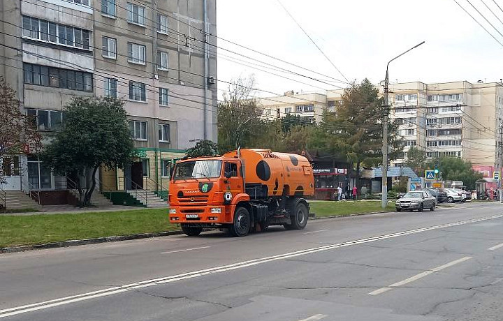 В Туле продолжают убирать и мыть дороги 20 сентября