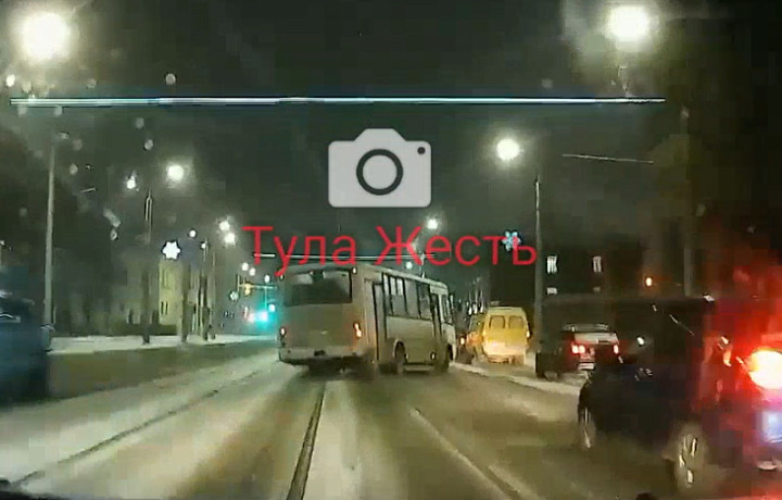 В Туле водителя автобуса занесло на заснеженной дороге