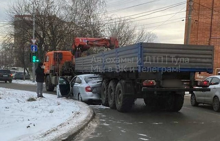На улице Рязанской в Туле легковой автомобиль попал под КАМАЗ