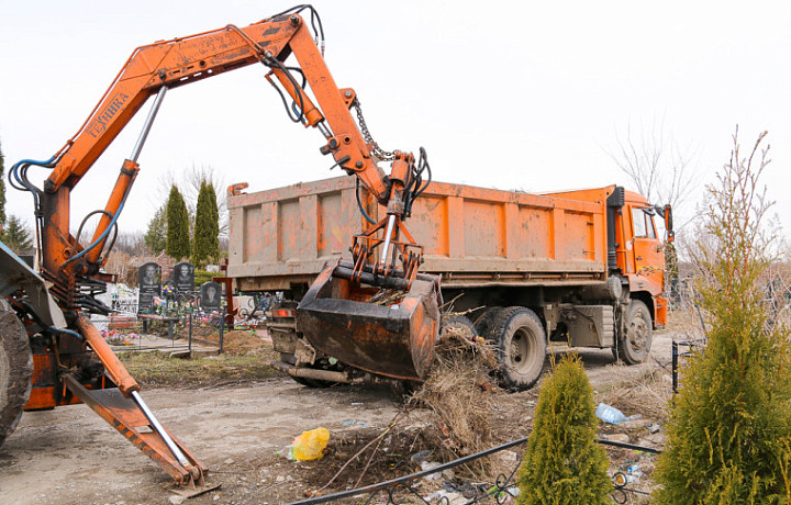Территории шести тульских кладбищ привели в порядок