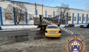 В Туле иномарка влетела в здание и фуру на улице Коминтерна