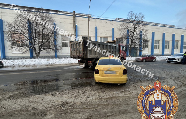 В Туле иномарка влетела в здание и фуру на улице Коминтерна