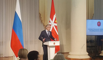 «Как бог нам давал, так все само и шло»: многодетная мама пяти девочек из Волово получила награду от губернатора