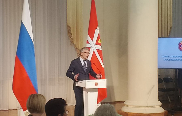 «Как бог нам давал, так все само и шло»: многодетная мама пяти девочек из Волово получила награду от губернатора