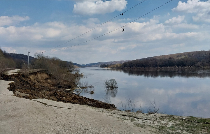 Оползень обрушил часть дороги в районе населенного пункта Мичурина городского округа Алексин
