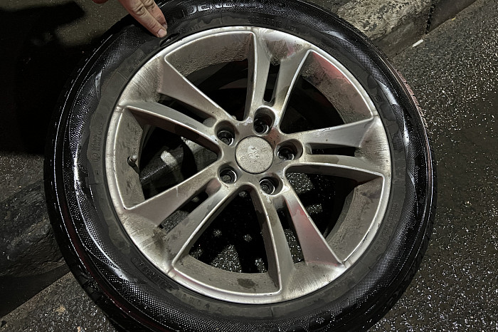 «Пробиты шины и покрышки, погнуты диски»: пострадавшие из-за ямы на Павшинском мосту в Туле автомобилисты рассказали подробности