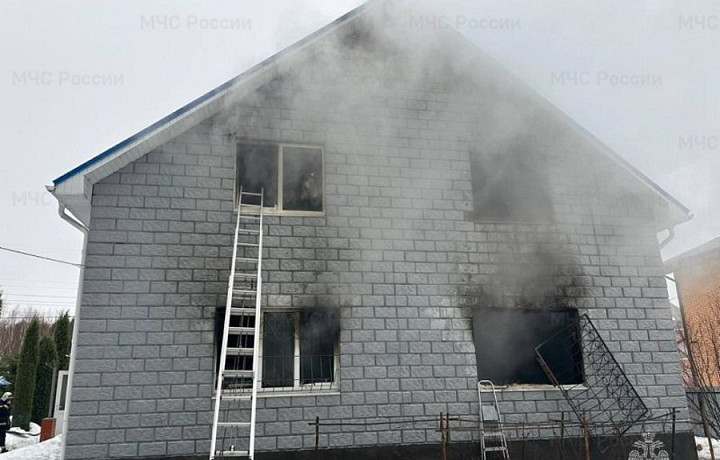 Пенсионера госпитализировали после пожара в доме на улице Весенней в Туле