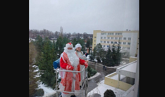 Дед Мороз и Снегурочка поздравили юных туляков в областной детской больнице