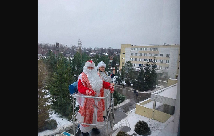 Дед Мороз и Снегурочка поздравили юных туляков в областной детской больнице