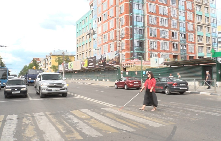 Эксперимент ТСН24: пропускают ли тульские водители пешеходов с белой тростью