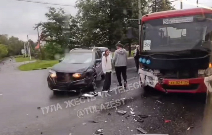 ﻿На Московском шоссе в Туле собирается пробка из-за ДТП с автобусом