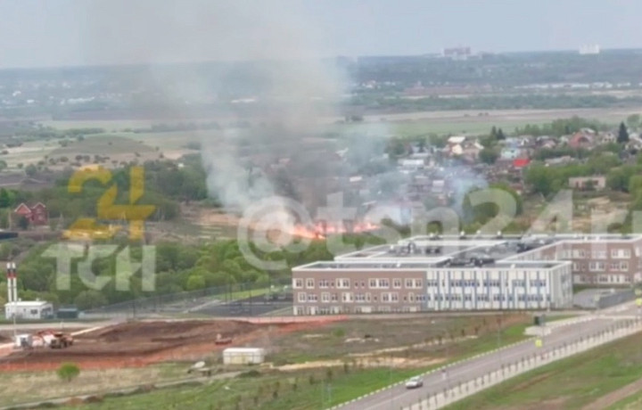В Туле в микрорайоне Петровский загорелось поле