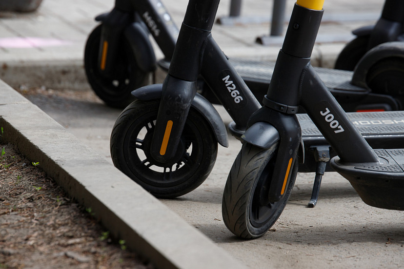 Юрист усомнился в инициативе об обязательном экзамене для самокатчиков | ТСН24