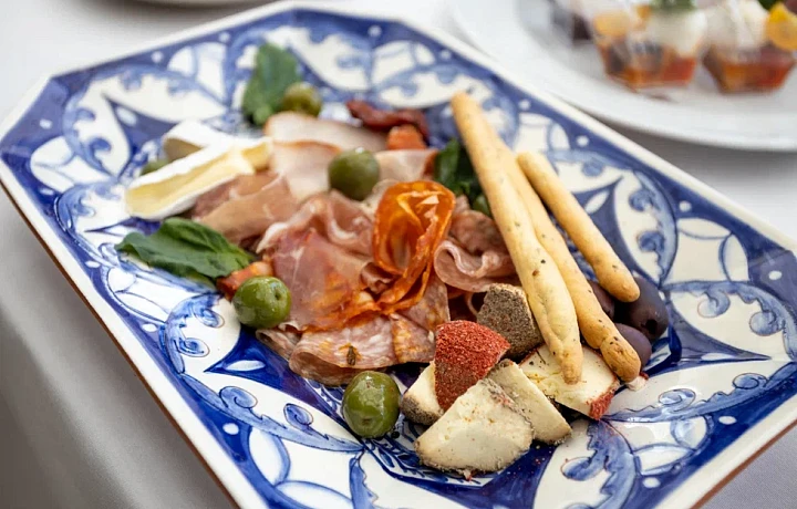 Роспотребнадзор рассказал, сколько можно хранить готовые салаты, чтобы не отравиться