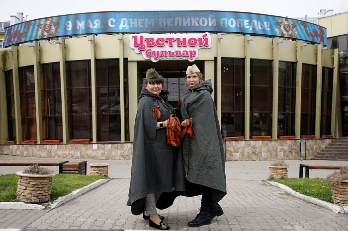 Цветной бульвар поздравил туляков с наступающим Днем Победы и подарил Георгиевские ленты