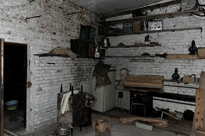 Остались стеклоблоки, граненые стаканы, фотообои и бюст Ленина: под Тулой продают заброшенную советскую спортбазу