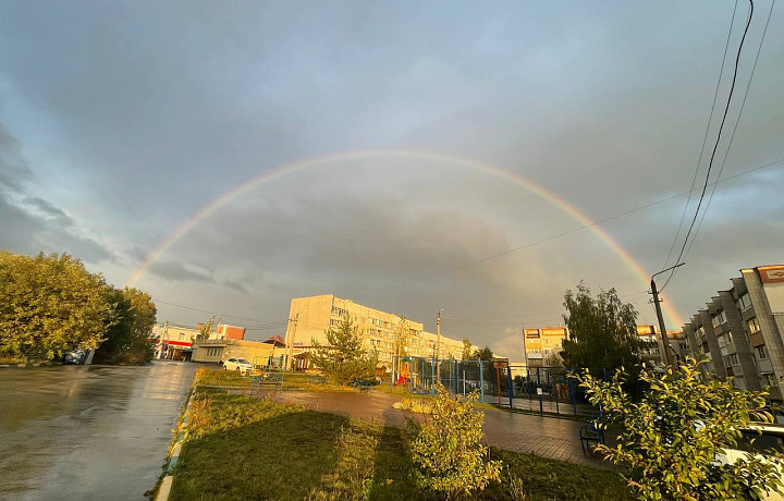 Жители тульского Скуратово поделились фотографиями радуги