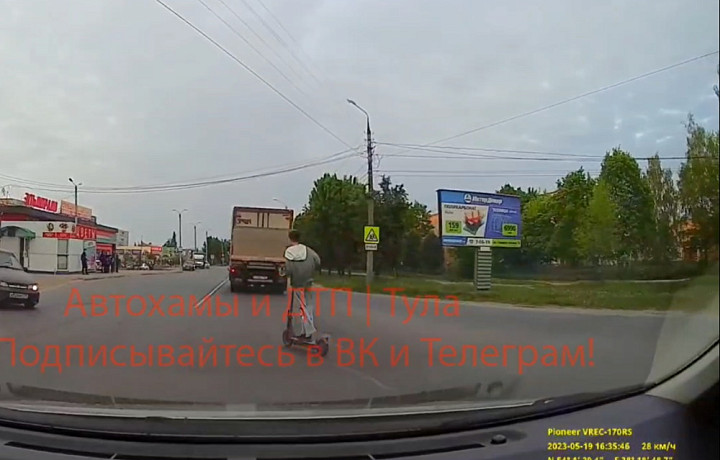 Автомобилисты засняли «самокатчика-камикадзе» на дороге в Новомосковске