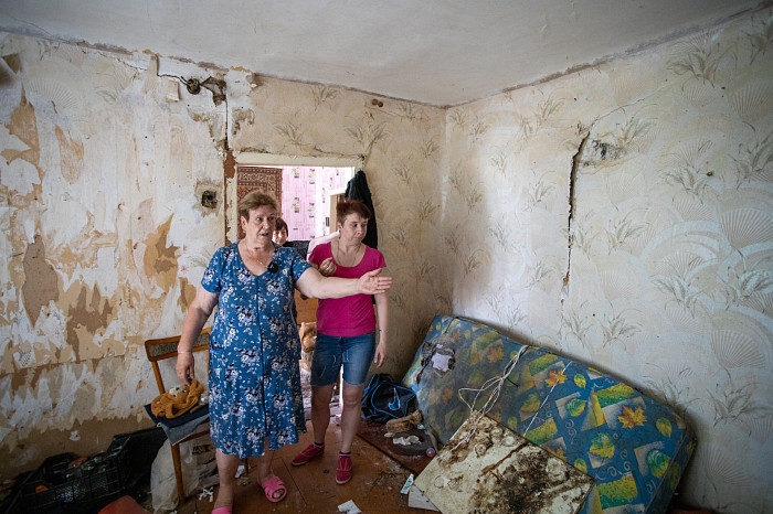 «Дыры в стенах закрываем куртками»: как жители аварийного дома в Щекинском районе пять лет ждут расселения