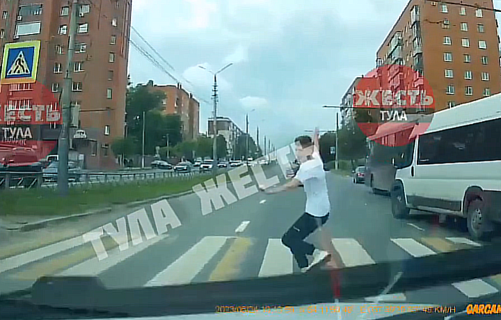 В Туле на улице Ложевой автомобиль чуть не сбил выбежавшего на дорогу подростка