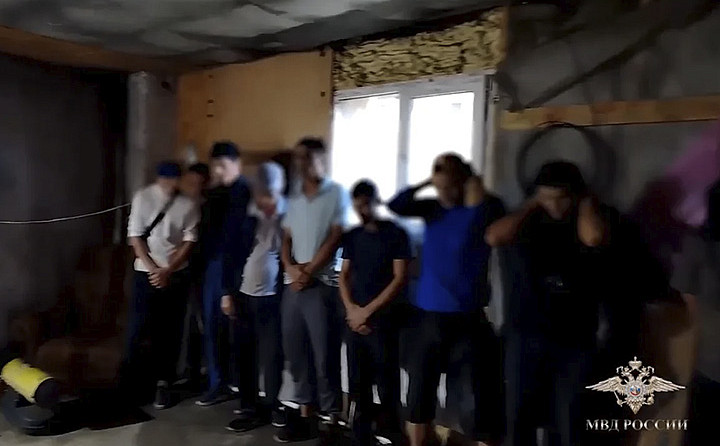 Силовики изъяли из подпольного цеха в Тульской области 58 тысяч бутылок суррогатного алкоголя