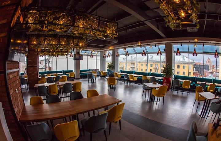 Чаевые 50 тысяч рублей и общение с российскими звездами: тульская официантка рассказала о своей работе