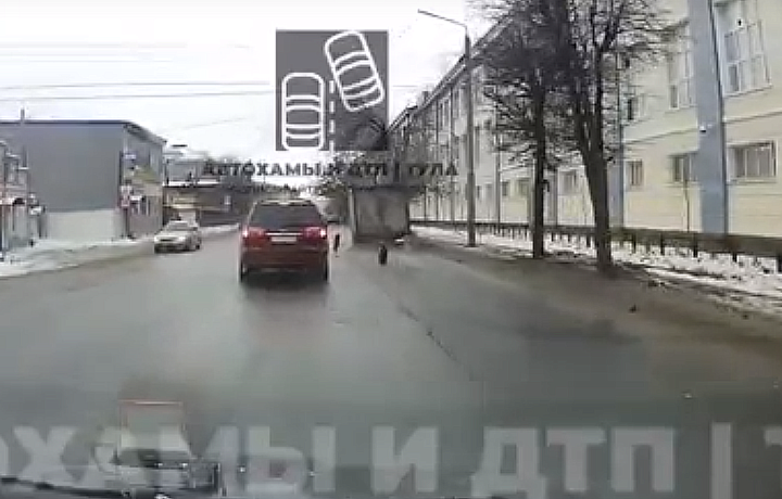 На улице Мосина в Туле грузовик на ходу потерял два колеса