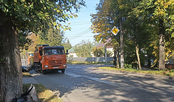В Туле 3 октября продолжается уборка улиц и сбор опавшей листвы