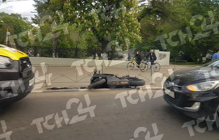 На проспекте Ленина в Туле сбили мотоциклиста: собирается пробка