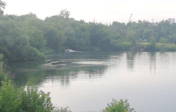 Туляки заметили пятно на поверхности воды в реке Воронка