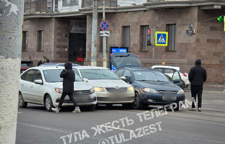 В Туле столкнулись сразу три автомобиля