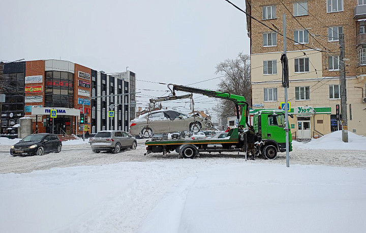 Водитель легкового автомобиля, улетевшего в сугроб на перекрестке улиц Болдина и Оружейной в Туле, был пьян
