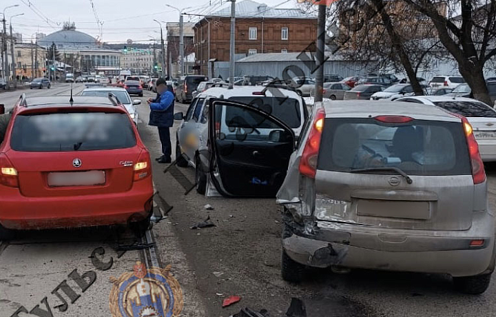 Автоледи на Nissan Note попала в больницу после тройного ДТП на улице Советской в Туле