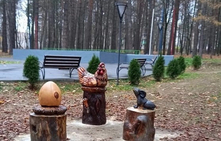 В парке «Жалка» в Алексине появилась новая скульптурная композиция по сказке «Курочка Ряба»