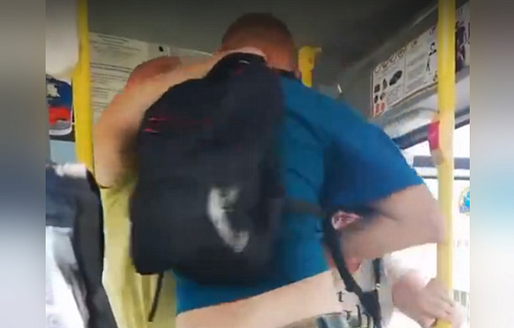 В Туле на остановке Баташевского сада водитель маршрутки подрался с неадекватным пассажиром