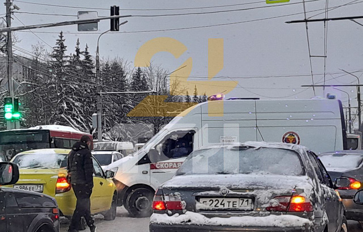 Такси и машина скорой помощи столкнулись на проспекте Ленина в Туле