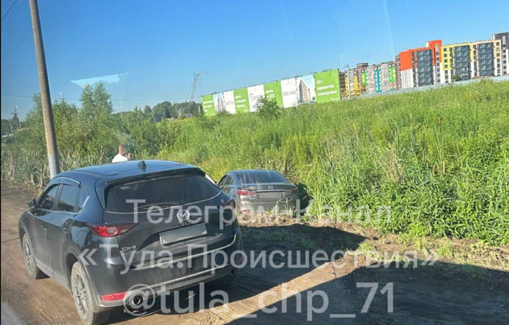 На Веневском шоссе Тулы легковушка вылетела в кювет после ДТП