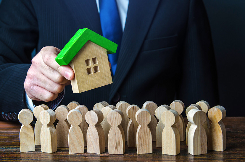 Россиян могут начать штрафовать за уборку квартиры вечером | ТСН24