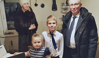 Михаил Малишевский поздравил детей из Донского с наступающим Новым годом