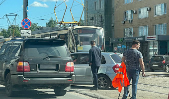 На проспекте Ленина в Туле встали трамваи из-за ДТП