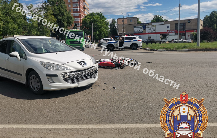 Мотоциклист попал в больницу после столкновения с Peugeot в Новомосковске